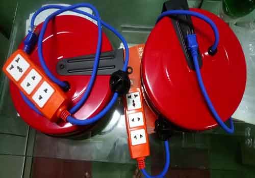 Cuộn dây điện tự rút có 3 ổ cắm